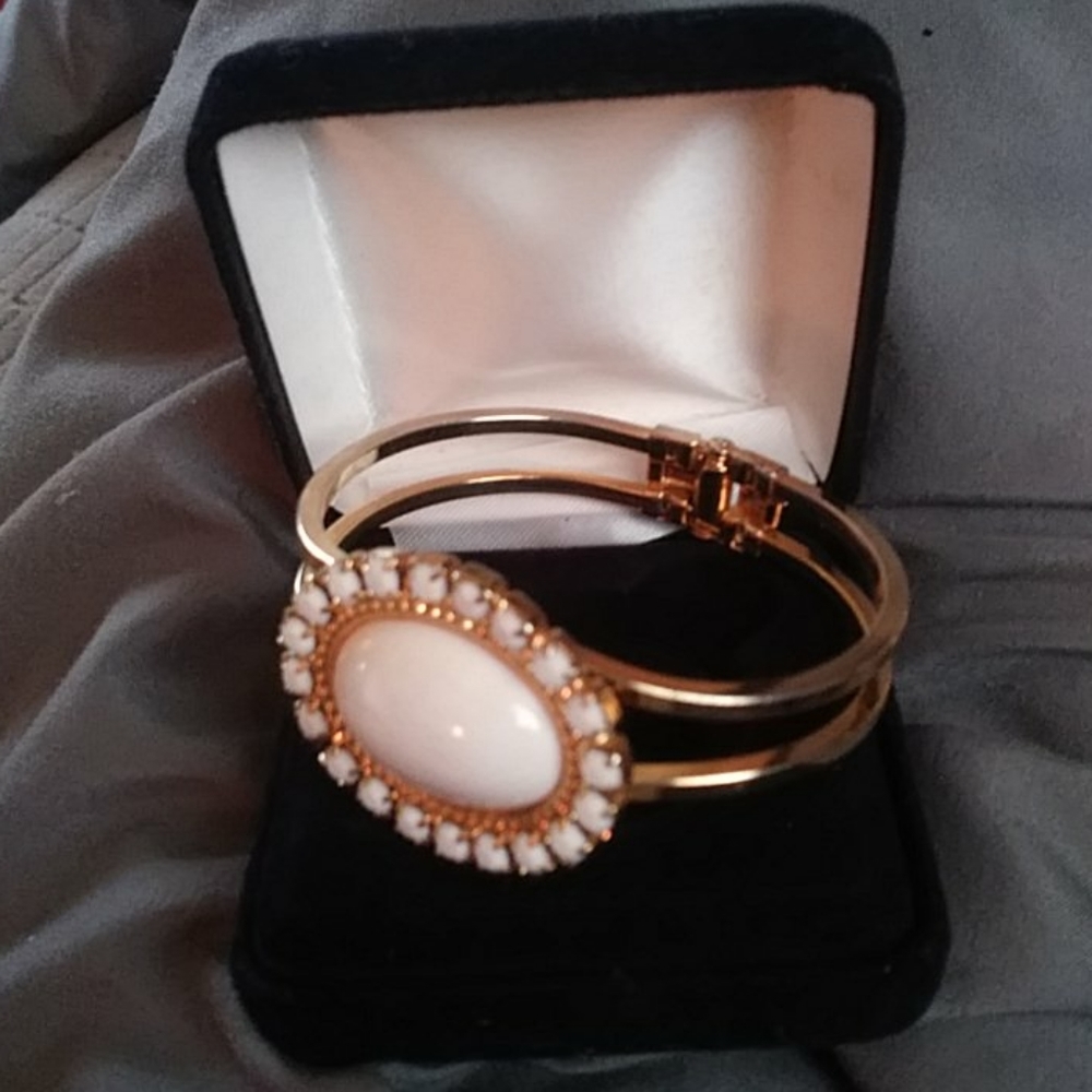 Costume jewerly bracelet